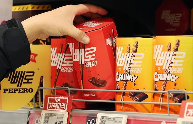 서울의 한 대형마트에서 한 시민이 롯데웰푸드의 빼빼로를 고르고 있다. 사진=뉴스1