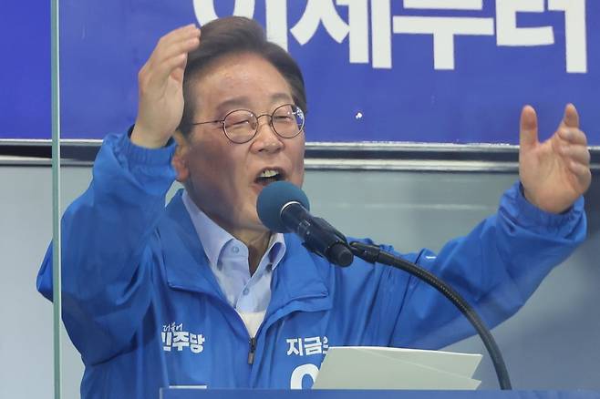 더불어민주당 이재명 대선 후보가 지난 21일 자신의 지역구인 인천광역시 계양역 앞 유세에서 시민들에게 지지를 호소하고 있다. 연합뉴스