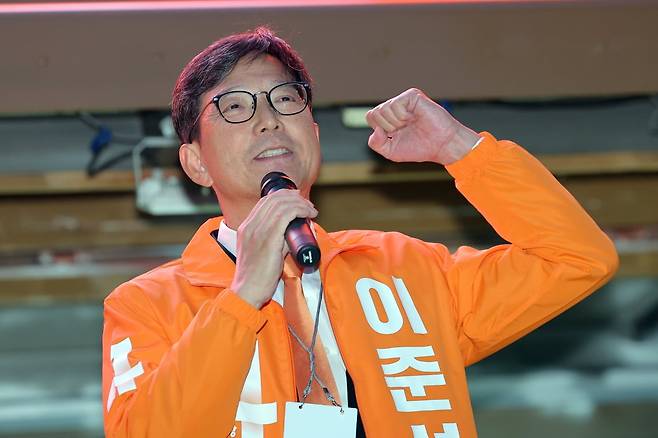 함익병 개혁신당 공동선대위원장이 12일 서울 중구 청계광장에서 열린 이준석 대통령 후보 서울 첫 집중유세에서 찬조연설을 하고 있다. / 사진=뉴스1