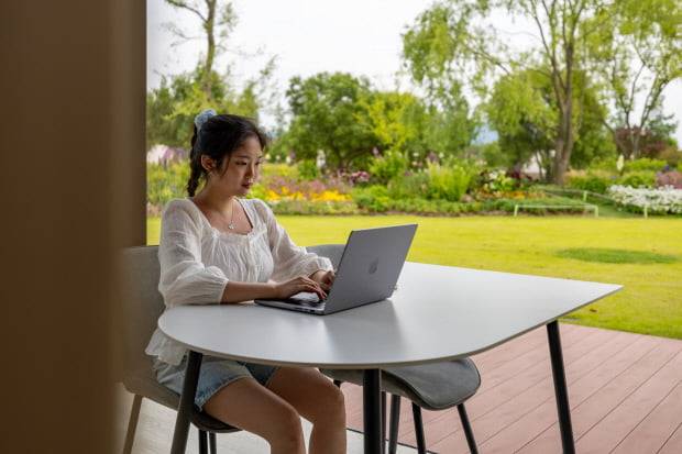 순천을 찾은 방문객이 정원워케이션에서 업무에 집중하고 있다. 순천시 제공