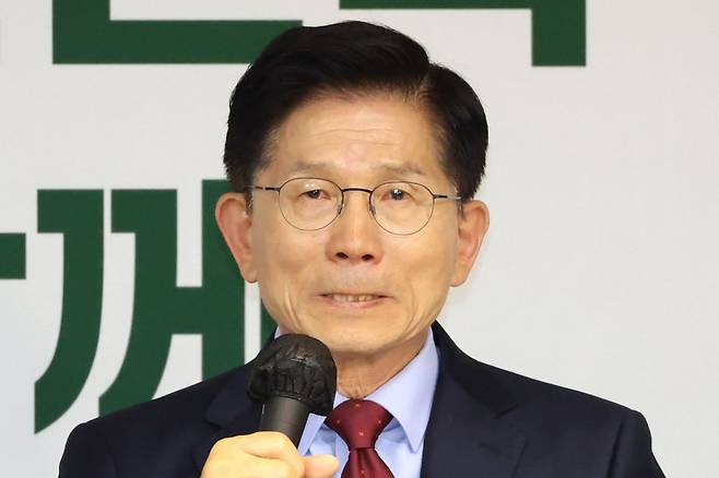 김문수 국민의힘 대통령 후보가 22일 오후 서울 용산구 한국여성단체협의회에서 열린 여성정책 협약식에 참석해 인사말 도중 울먹이고 있다. 사진=뉴스1