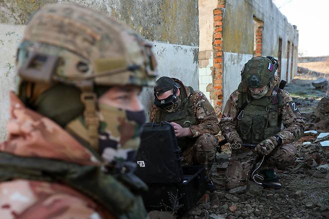 러시아군 드론부대 병사들이 지난 1월12일(현지시간) 특수 군사작전 지역에서 전투 임무를 수행하고 있다. 타스연합뉴스