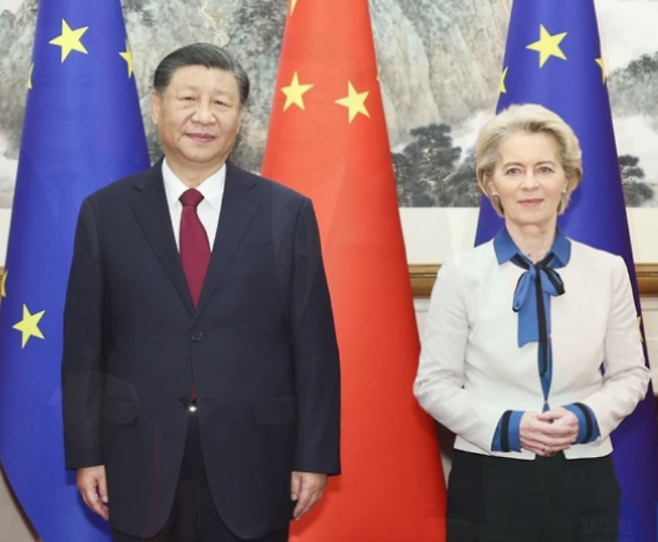 지난해 5월 중국 베이징에서 시진핑 중국 국가주석과 우르줄라 폰데어라이엔 EU집행위원장이 기념촬영을 하고 있다. 중국 외교부