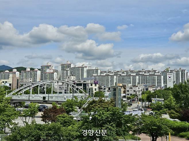 대전 유성구 대전월드컵경기장 인근에서 바라본 노은동 아파트단지 모습. 박광연 기자