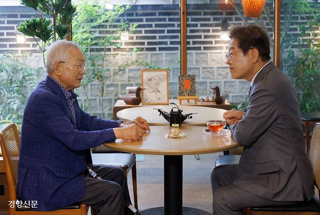 ‘노무현·문재인 멘토’ 송기인 신부와 차담 이재명 더불어민주당 대선 후보가 22일 경남 양산시 소소서원에서 송기인 신부와 차담을 나누고 있다. 박민규 선임기자 parkyu@kyunghyang.com