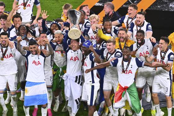 Tottenham Hotspur's Son Heung-min raises the trophy after winning the Europa League over Manchester United at San Mamés Stadium in Bilbao, Spain, on May 21. [AP/YONHAP]