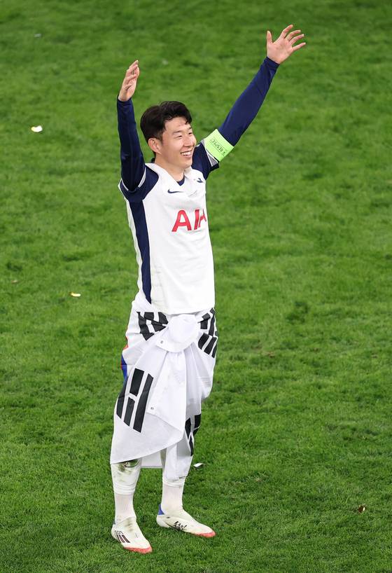 Tottenham Hotspur's Son Heung-min celebrates after winning the Europa League over Manchester United at San Mamés Stadium in Bilbao, Spain, on May 21. [REUTERS/YONHAP]