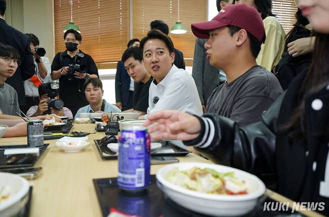 이준석 개혁신당 대선 후보가 22일 인천 미추홀구 인하대학교 학생식당에서 열린 '학식먹자 이준석' 행사에서 학생들과 식사하며 대화를 나누고 있다.