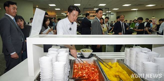 이준석 개혁신당 대선 후보가 22일 인천 미추홀구 인하대학교 학생식당에서 열린 '학식먹자 이준석' 행사에서 음식을 받고 있다.