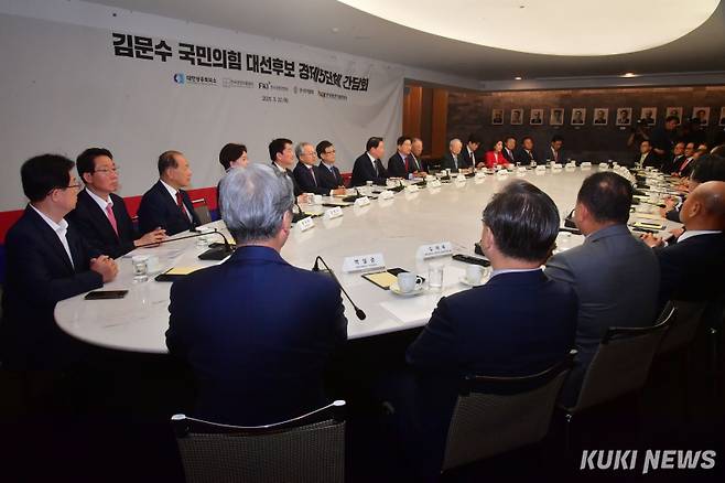 김문수 국민의힘 대선 후보(맨 오른쪽)가 22일 서울 중구 대한상공회의소에서 열린 '경제5단체장 간담회'에서 발언하고 있다.