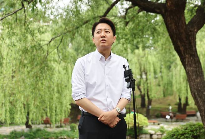 이준석 개혁신당 대선 후보가 22일 인천 미추홀구 인하대학교에서 취재진 질문에 답하고 있다. 연합뉴스