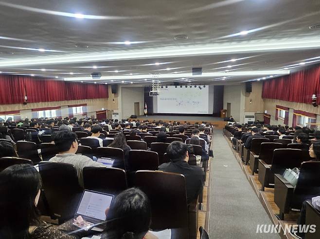 충남교육청은 22일 공주 교육연수원에서 천안, 아산, 서산, 당진, 태안 지역의 학교(기관) 정보보안과 개인정보 담당자 를 대상으로 ‘정보보안과 개인정보보호 담당자 교육’을 진행했다.&nbsp;