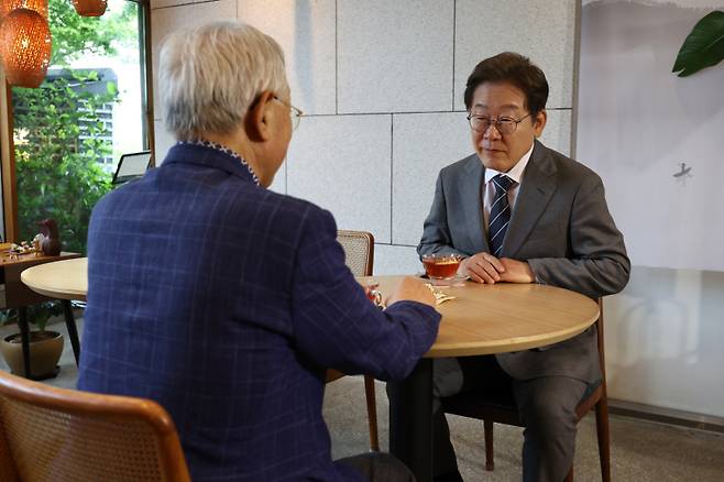 이재명 더불어민주당 대선 후보가 22일 경남 양산시 소소서원에서 송기인 신부와 차담을 하고 있다. 연합뉴스&nbsp;