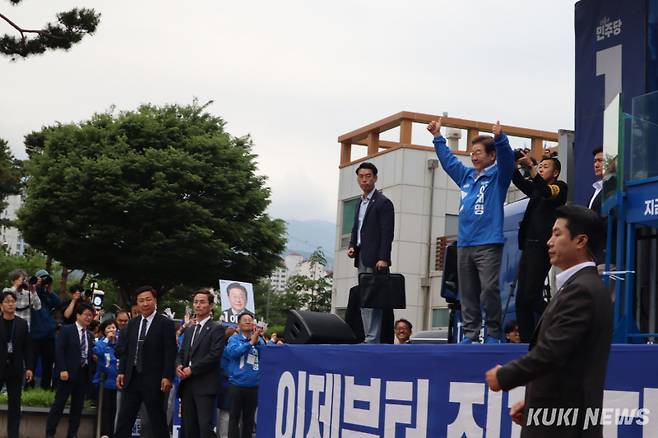 이재명 더불어민주당 대선 후보가 22일 양산 집중유세에서 지지자들을 향해 포즈를 취하고 있다. 양다경 기자