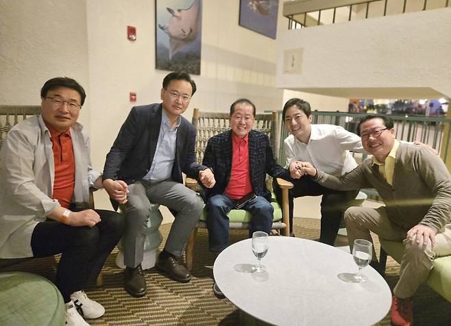 홍준표 전 대구시장의 선대위 합류를 설득하기 위해 지난 19일 미국 하와이를 방문한 국민의힘 대선 선대위 유상범 단일화추진본부장, 김대식 대외협력본부장, 조광한 대외협력부본부장, 이성배 선대위 대변인이 홍 전 시장(가운데)과 손잡고 기념 촬영을 하고 있다. 연합뉴스