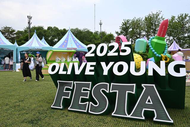 역대 최대 규모의 ‘2025 올리브영 페스타’가 서울 용산구 노들섬 일대에서 오는 25일까지 진행된다. 개막일인 21일 관람객들이 형형색색의 부스를 둘러보고 있다. 루비, 에메랄드 등 다섯 보석의 색을 입힌 조형물(사진 위쪽)은 포토존으로 마련됐다. 윤웅 기자