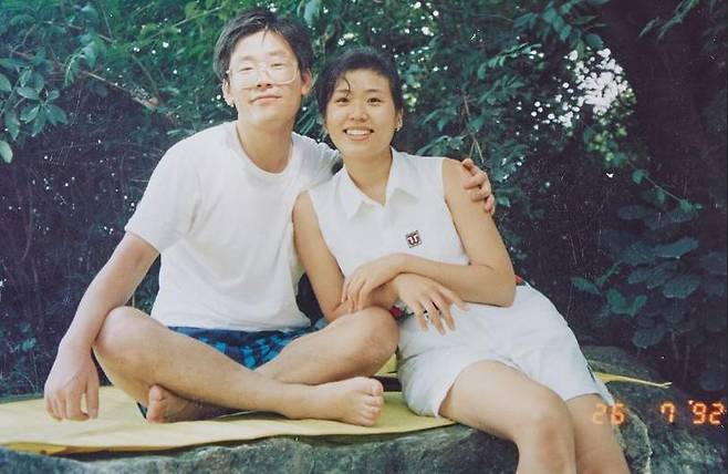 이재명 더불어민주당 대선 후보와 배우자인 김혜경 여사가 1992년 7월 6일 남한산성에서 나들이를 하고 있는 모습. 민주당 중앙선거대책위원회 제공