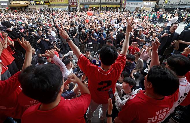 한동훈 전 국민의힘 대표가 21일 대구 중구 서문시장을 찾아 김문수 대선 후보의 지원 유세를 하고 있다. 연합뉴스