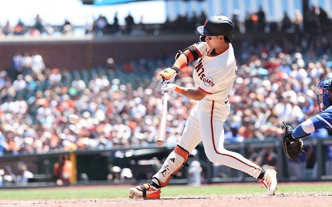 샌프란시스코 자이언츠 이정후가 22일(한국시간) 미국 캘리포니아주 샌프란시스코 오라클파크에서 열린 캔자스시티 로열스와의 2025 미국 메이저리그(MLB) 경기에서 3회 2루타를 치고 있다. 로이터연합뉴스