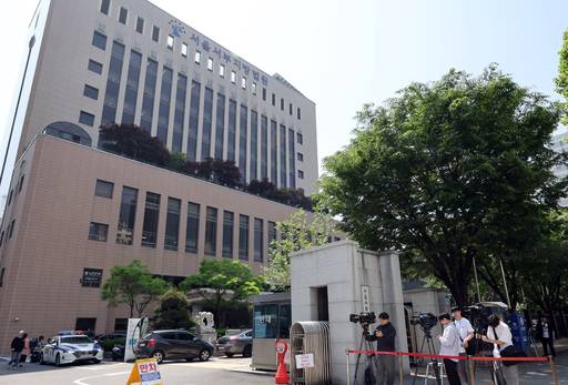 지난 14일 서부지법 앞에서 보도진이 대기하고 있는 모습. 연합뉴스