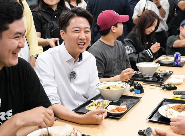 개혁신당 이준석 대선 후보가 22일 인천 미추홀구 인하대학교에서 학생들과 점심을 먹으며 대화를 나누고 있다. 윤원규기자