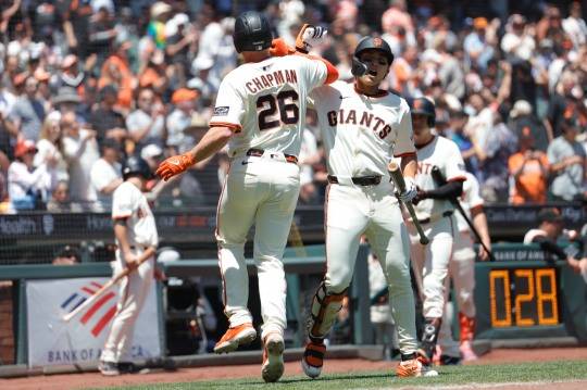 홈런을 치고 돌아온 맷 채프먼(왼쪽)과 기뻐하는 이정후. 사진[EPA=연합뉴스]