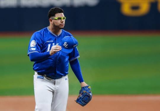 이름을 연호하는 팬들에게 모자를 벗어 인사한 후라도. 사진[연합뉴스]