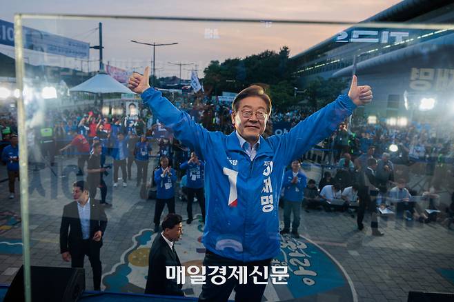 이재명 더불어민주당 대선후보가 21일 오후 인천 계양역 앞에서 유세를 마치고 두 손을 들어보이고 있다. [김호영기자]