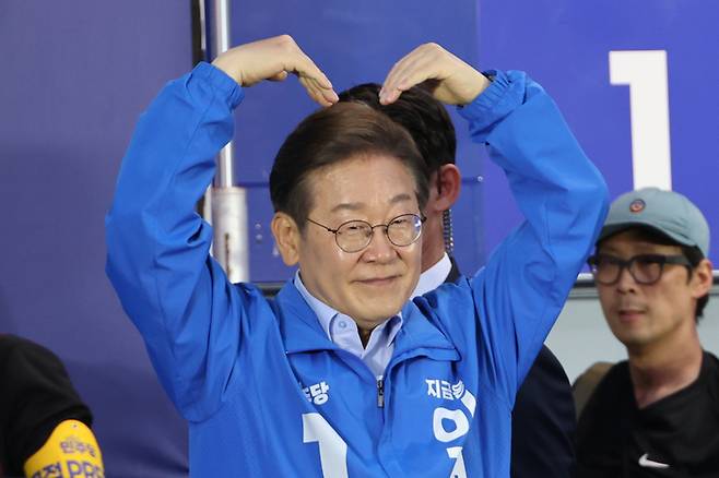 이재명 더불어민주당 대선 후보가 지난 21일 자신의 지역구인 인천광역시 계양역 앞 유세에서 연설을 마친 뒤 하트인사를 하고 있다. [사진 출처 = 연합뉴스]