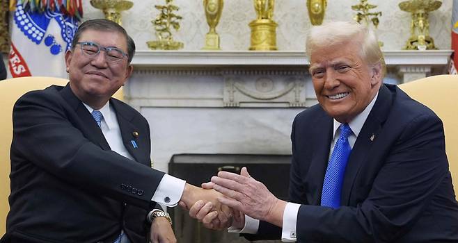 똑똑한듯 바보인듯···美日경제 흔드는 트럼프·이시바 ‘오럴 리스크’ 지난 2월 7일 미국 백악관에서 환담을 나누는 도널드 트럼프 대통령과 이시바 시게루 일본 총리. <AP 연합뉴스>