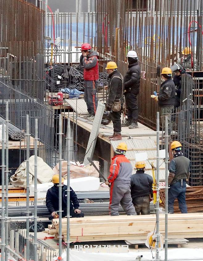 서울시내 한 건축현장에서 근로자들이 작업을 하고있다. [김호영 기자]