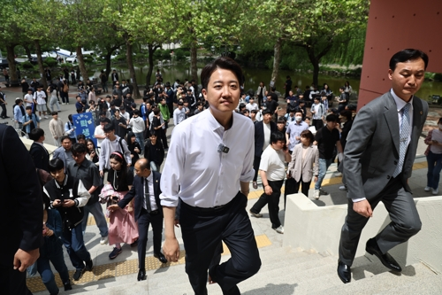 이준석 개혁신당 대선 후보가 22일 ‘학식먹자 이준석’ 행사가 열린 인천 미추홀구 인하대학교를 방문해 이동하고 있다. [사진 출처 = 연합뉴스]