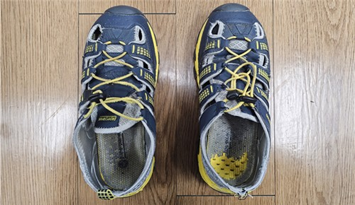 피의자 A씨가 불법촬용 당시 착용한 신발 [사진 출처 = 국토교통부 철도특별사법경찰대]