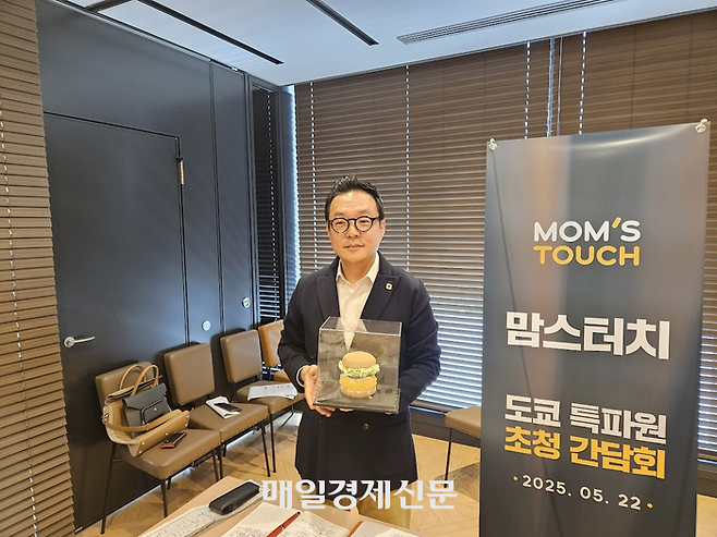 김동전 맘스터치 대표가 자사 대표 상품인 싸이버거 모형을 들어보이고 있다. [도쿄 이승훈 특파원]