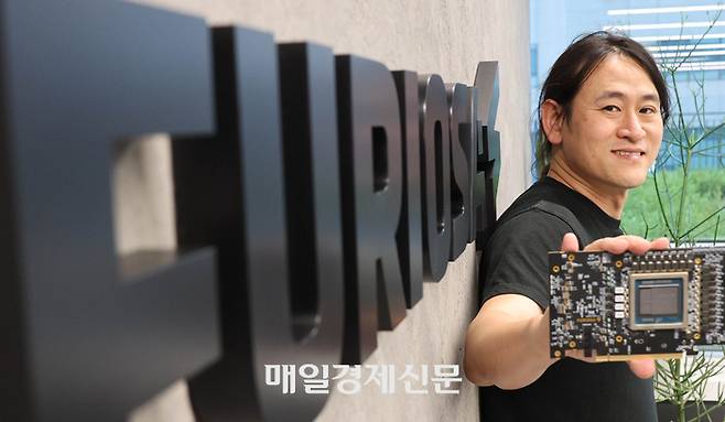 백준호 퓨리오사AI 대표가 최근 서울 강남구 본사 사옥에서 매일경제와 인터뷰를 진행하며 AI반도체 레니게이드를 들어보이고 있다. [이충우 기자]