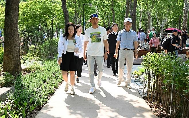 오세훈 서울시장이 22일 오후 동작구 보라매공원에서 열린 2025 서울국제정원박람회 개막 현장을 둘러보고 있다. 서울시