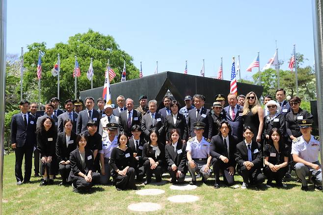 22일 파주에서 열린 한미 합동 메모리얼데이 추모행사에서 참석자들이 기념촬영을 하고 있다.