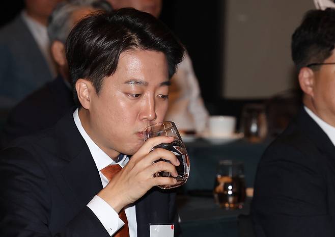 이준석 개혁신당 대선 후보가 22일 서울에서 열린 제임스 김 주한미국상공회의소 회장과의 대담에 앞서 물을 마시고 있다.  뉴스1