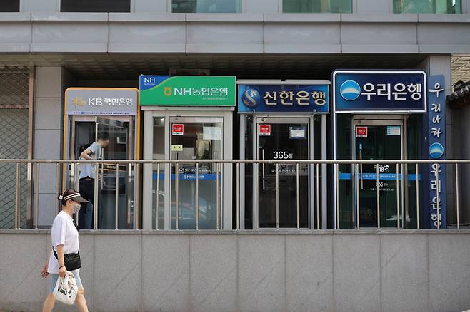 경리단길에 은행 ATM가 설치돼 있다. [이충우 기자]