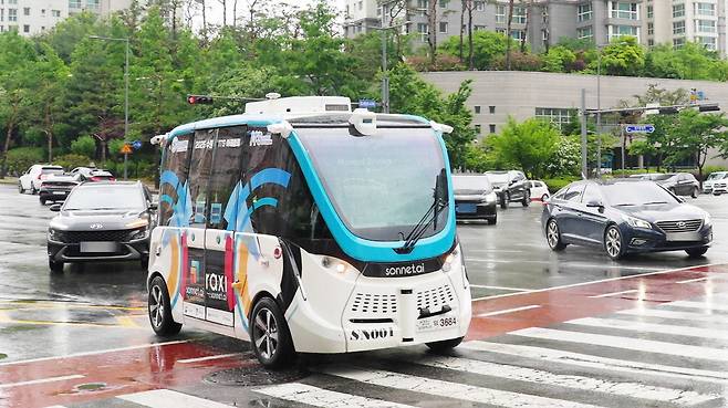 수원시 영통구 광교지구 중심지를 시험 운행 중인 자율주행 차량.  수원시