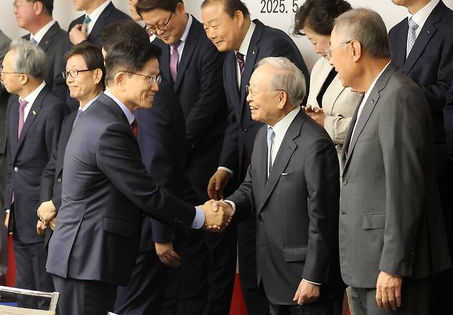 악수하는 김문수 김문수 국민의힘 대선 후보가 22일 서울 중구 대한상공회의소에서 열린 경제 5단체 간담회에서 손경식 한국경영자총협회 회장과 악수를 하고 있다.  이충우 기자