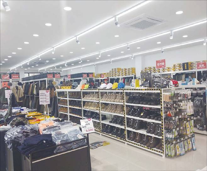 워크업은 개점 2년 만에 200호점 돌파를 눈앞에 두고 있다(위). 공구, 작업복 등 다양한 물품을 취급하는 워크업(아래).