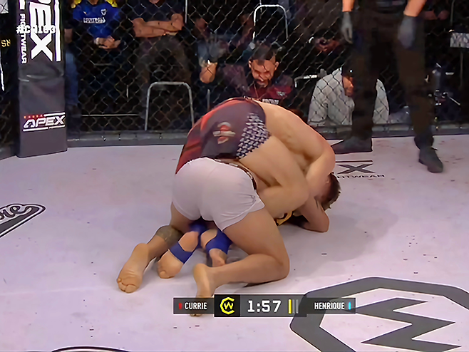 윌 커리가 2023년 11월 영국 런던에서 종합격투기 개인 통산 9번째 서브미션 승리를 거두기 22초 전 백포지션을 차지한 그라운드 상황. 사진=Cage Warriors