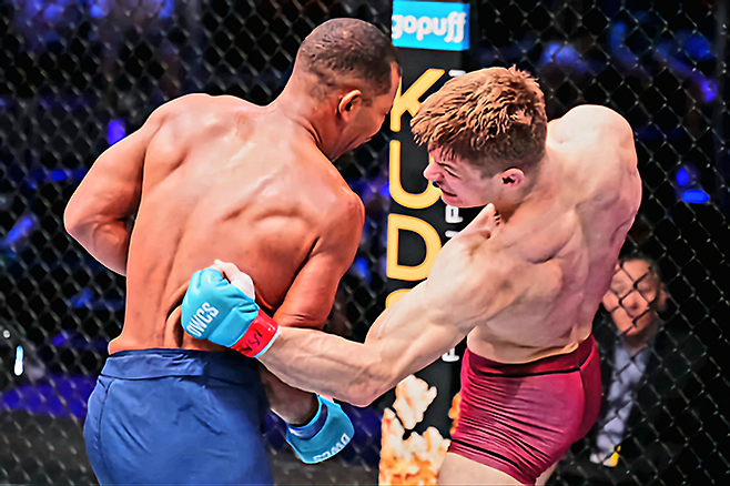 윌 커리가 2024년 9월 UFC 데이나 화이트 회장 겸 CEO 주최 선발대회 Contender Series 시즌8 4주차 미들급 경기에서 공격하고 있다. 사진=TKO