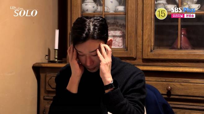 갑자기 머리가 아프다며 자리를 비우는 경수. /사진=SBS Plus·ENA '나는 솔로' 캡처