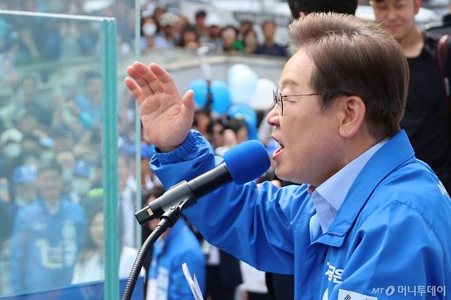 (인천=뉴스1) 안은나 기자 = 이재명 더불어민주당 대통령 후보가 사흘째 수도권 표심잡기에 나선 21일 오후 인천 부평역 광장을 찾아 지지를 호소하고 있다. (공동취재) 2025.5.21/뉴스1  Copyright (C) 뉴스1. All rights reserved. 무단 전재 및 재배포,  AI학습 이용 금지. /사진=(인천=뉴스1) 안은나 기자