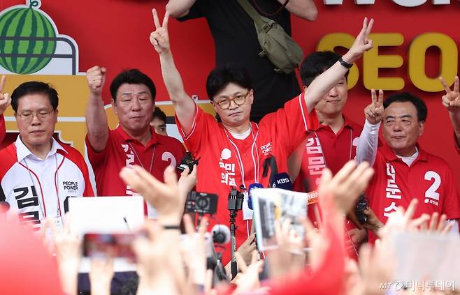 한동훈 국민의힘 전 대표가 21일 오후 대구 중구 서문시장을 찾아 김문수 국민의힘 대통령 후보 지원 유세를 하고 있다. 2025.5.21/사진=뉴스1 /사진=(대구=뉴스1) 공정식 기자