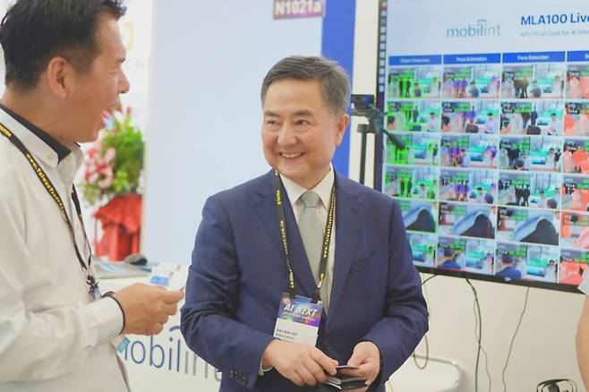 20일 대만 타이베이서 개막한 '컴퓨텍스 2025'에 참여한 한국기업을 두러보는 이은호 주타이베이대한민국대표부 대표 /사진=김남이 기자