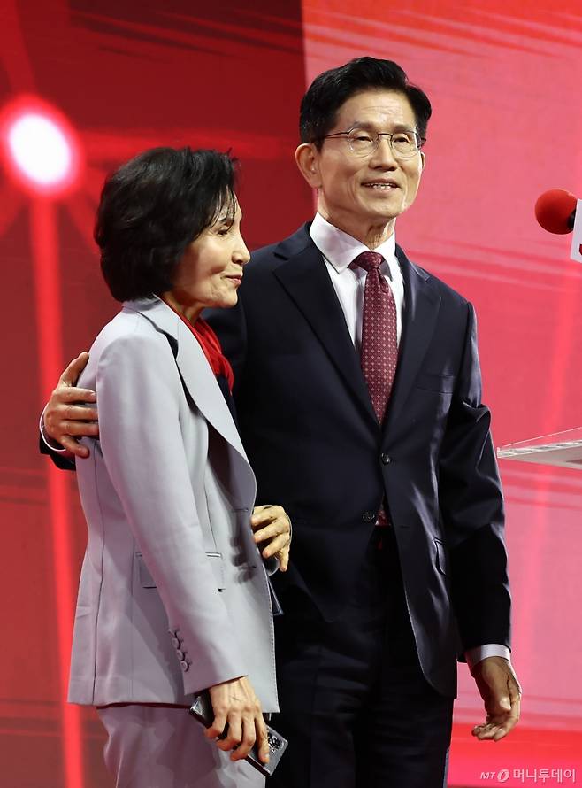 (고양=뉴스1) 김민지 기자 = 김문수 국민의힘 대통령 후보가 3일 경기 고양시 킨텍스에서 열린 5차 전당대회에서 최종 후보로 확정된 뒤 아내 설난영 여사를 소개하고 있다. 2025.5.3/뉴스1  Copyright (C) 뉴스1. All rights reserved. 무단 전재 및 재배포,  AI학습 이용 금지. /사진=(고양=뉴스1) 김민지 기자