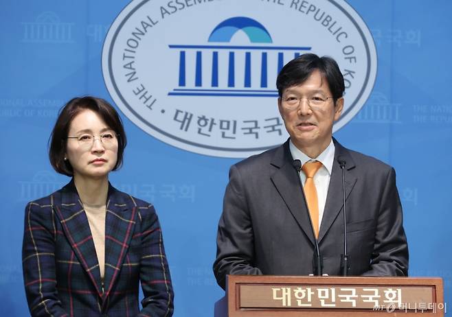 [서울=뉴시스] 고승민 기자 = 함익병 개혁신당 선거관리위원장이 18일 서울 여의도 국회 소통관에서 조기대선 후보 선출 관련 기자회견을 하고 있다. 2025.03.18. kkssmm99@newsis.com /사진=고승민